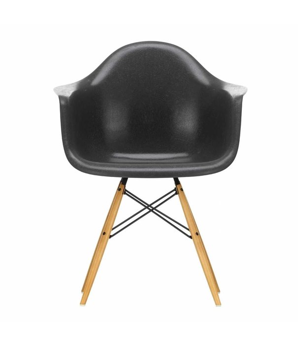 Vitra  Vitra Eames DAW Fiberglass Eetkamerstoel met arm, goud esdoorn poten