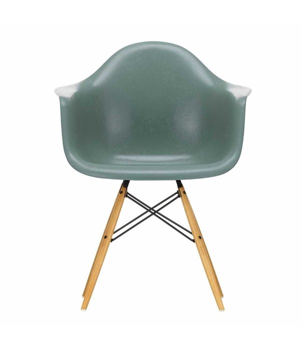 Vitra  Vitra Eames DAW Fiberglass Eetkamerstoel met arm, goud esdoorn poten
