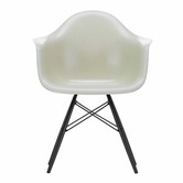 Vitra Eames DAW Fiberglass Eetkamerstoel met arm, zwart esdoorn onderstel
