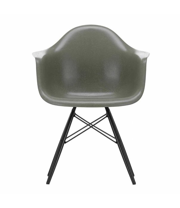Vitra  Vitra Eames DAW Fiberglass Armstoel, zwart esdoorn onderstel