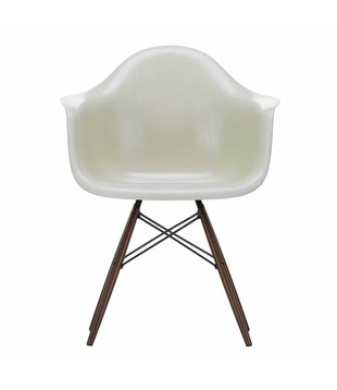 Vitra - Eames DAW Fiberglass armstoel donker esdoorn poten