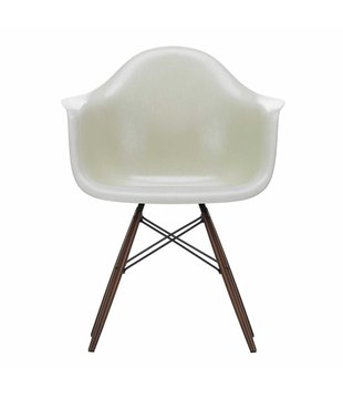 Vitra Eames DAW Fiberglass Stoel met arm, donker esdoorn poten