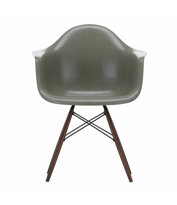 Vitra  Vitra Eames DAW Fiberglass Eetkamerstoel met arm, donker esdoorn poten