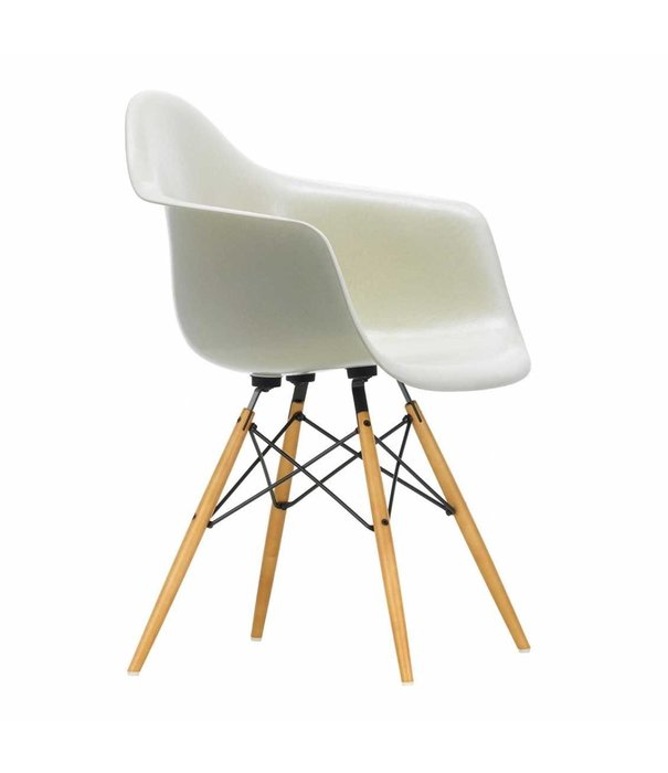 Vitra  Vitra Eames DAW Fiberglass Eetkamerstoel met arm, goud esdoorn poten