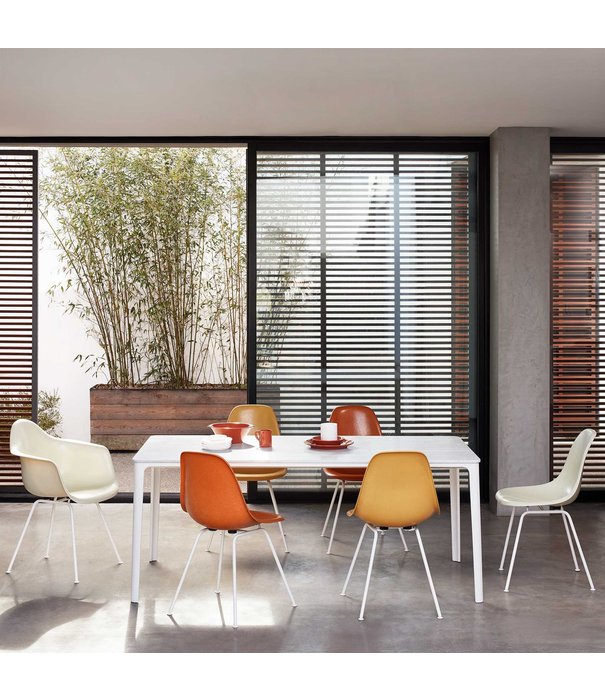 Vitra  Vitra Eames DAX fiberglass Armstoel zwart tube poten