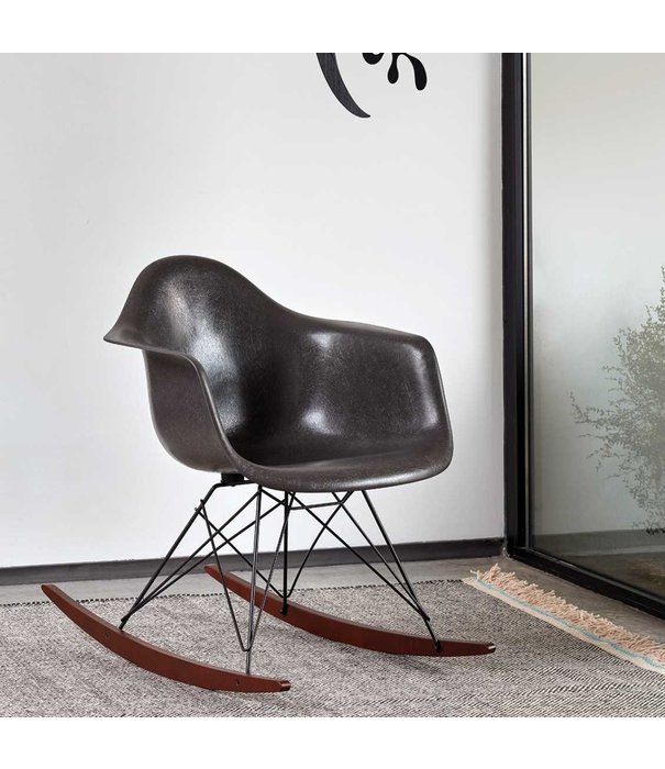 Vitra  Vitra - Eames Fiberglass RAR Armchair  wit / goud esdoorn