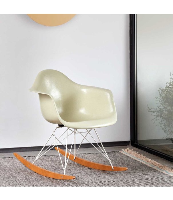 Vitra  Vitra Eames RAR Fiberglass Schommelstoel, zwart,  esdoorn donker onderstel