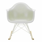 Vitra - Eames Fiberglass RAR Armchair  wit / goud esdoorn