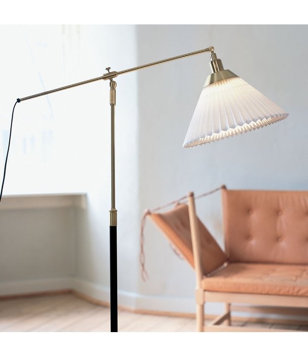 Le klint  Model 349 Vloerlamp messing, zwart voet