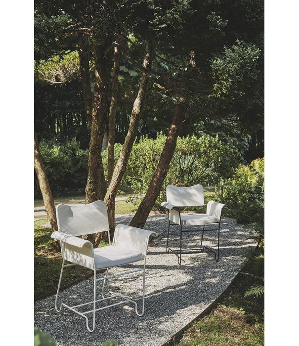 Gubi  Gubi - Tropique dining chair w/o fringes black / white