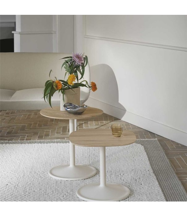 Muuto  Muuto - Soft Side Table geolied eiken, off white voet 45 x 45