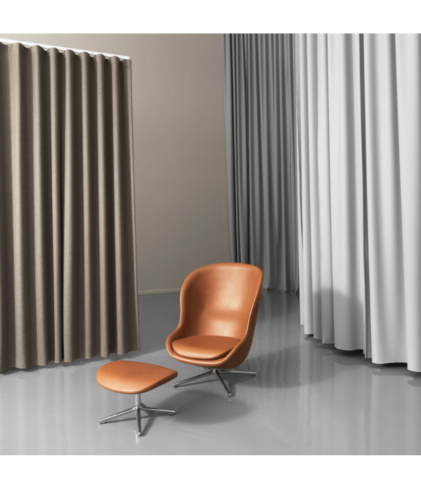 Normann Copenhagen  Normann Copenhagen - Hyg lounge stoel hoog - alum. swivel en gaslift - cognac leer