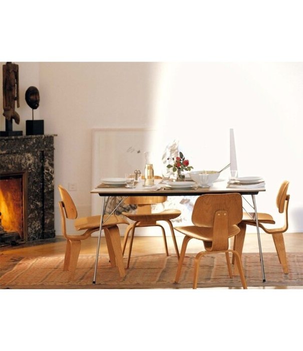 Vitra  Eames DCW Eetkamerstoel naturel essen