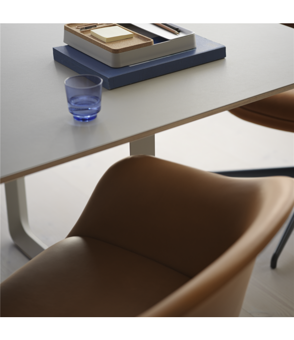 Muuto  Muuto Fiber Conference Armstoel cognac Refine leer, swivel voet