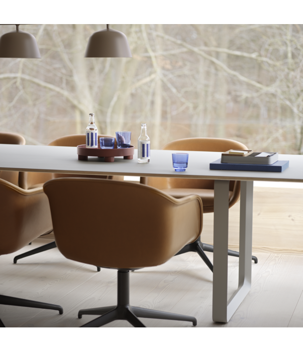 Muuto  Muuto Fiber Conference Armstoel cognac Refine leer, swivel voet