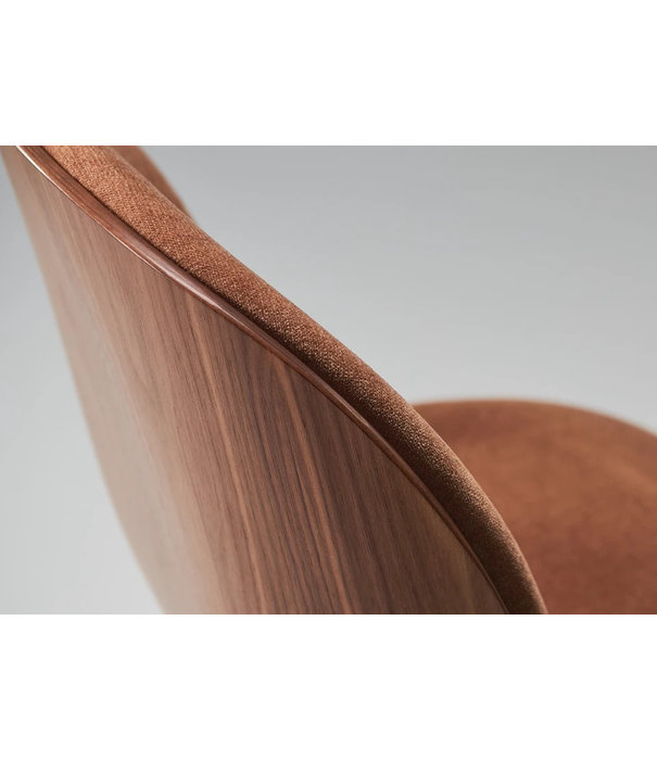 Gubi  Gubi - Beetle 3D walnut  chair - Belsuede 132 - antique brass