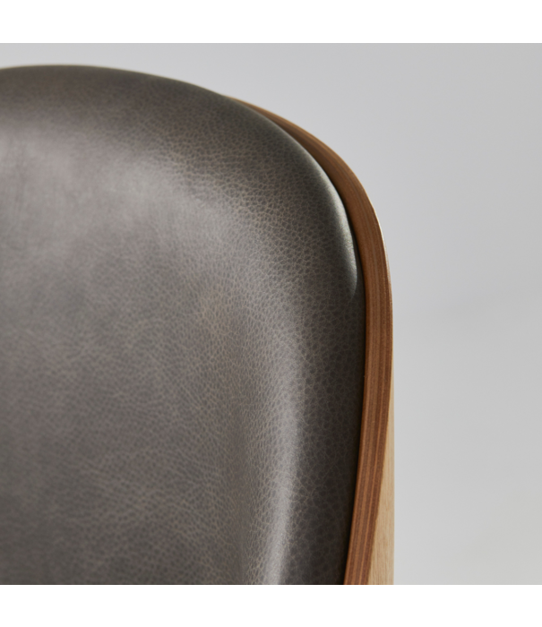 Gubi  Gubi - Beetle chair oak - Camo leather tundra grey 3 - black chromed legs