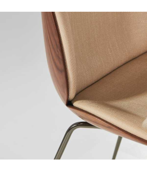 Gubi  Gubi - Beetle stoel walnoot - Camo leder army 2 - antiek messing poten