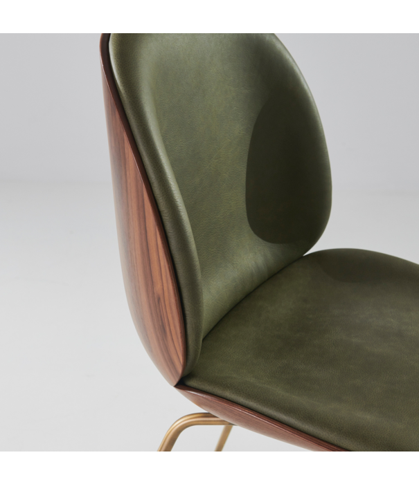 Gubi  Gubi - Beetle chair walnut - Camo leather army 2 - antique brass legs