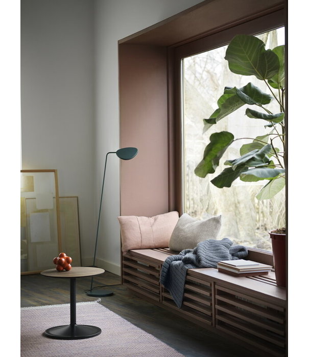 Muuto  Muuto - Soft Side Table oiled smoked oak, black Ø41 / H40