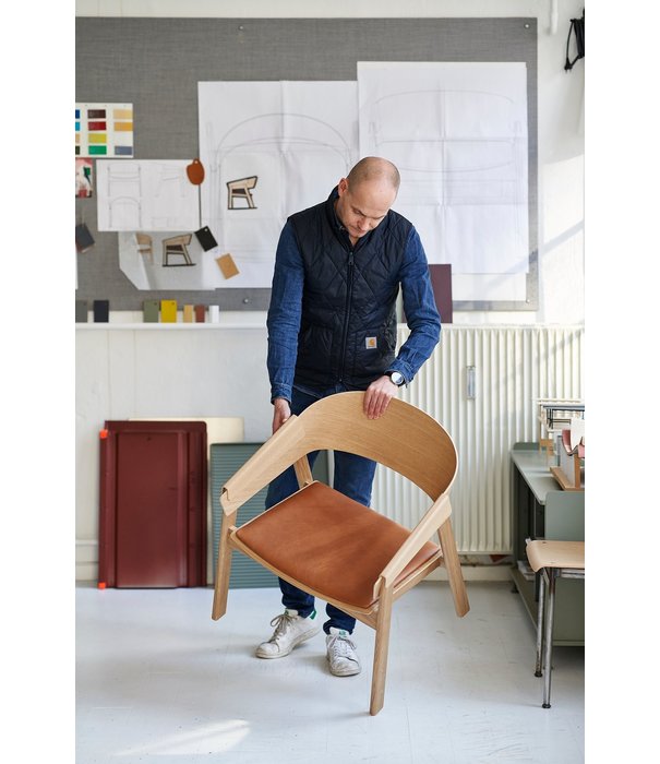 Muuto  Muuto - Cover Lounge Stoel donker bruin gebeitst