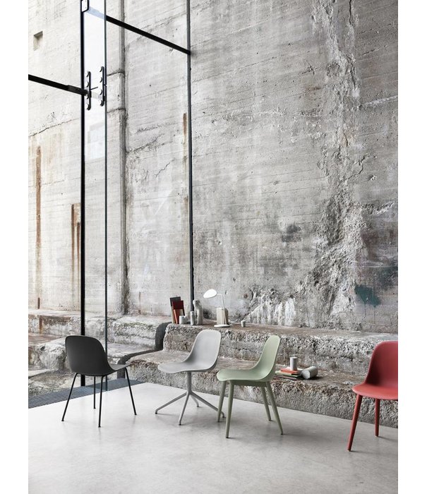 Muuto  Muuto Fiber Armstoel grijs, slede voet