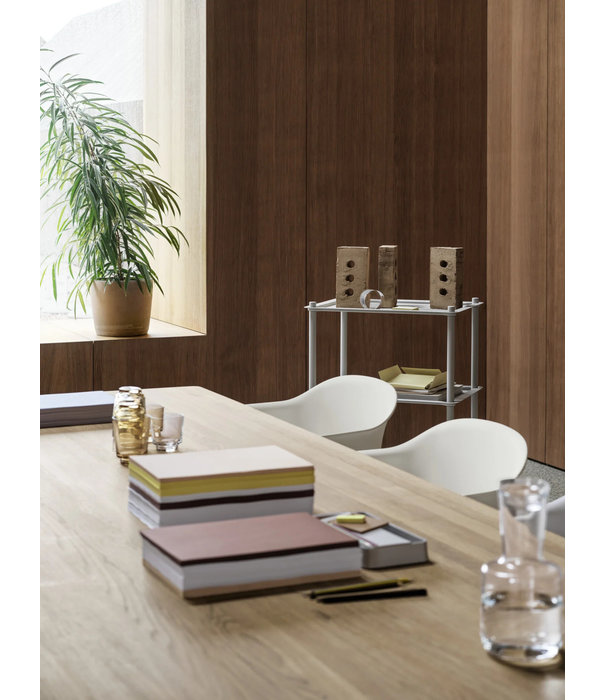 Muuto  Muuto Fiber Armstoel grijs, slede voet