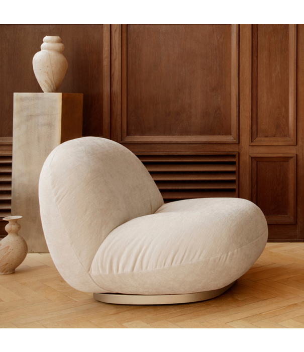Gubi  Gubi - Pacha lounge chair with armrests