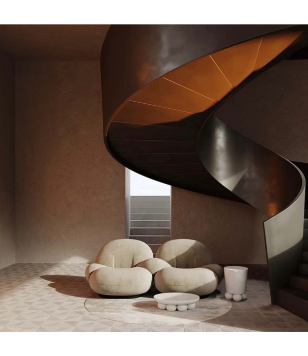 Gubi  Gubi - Pacha Lounge Chair with armrest fabric Harp 24, base fixed