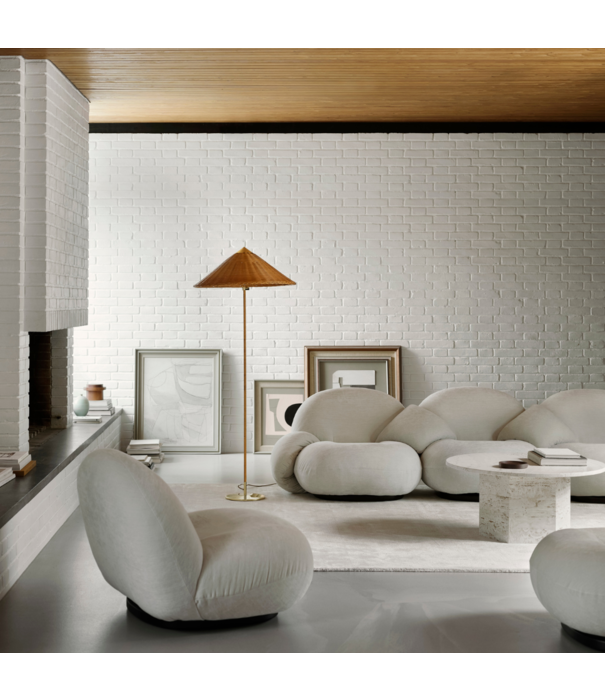 Gubi  Gubi - Pacha Lounge Chair with armrest fabric Harp 24, base fixed