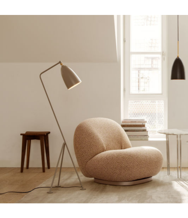 Gubi  Gubi -   Grasshopper floor lamp - aluminium  olive brown