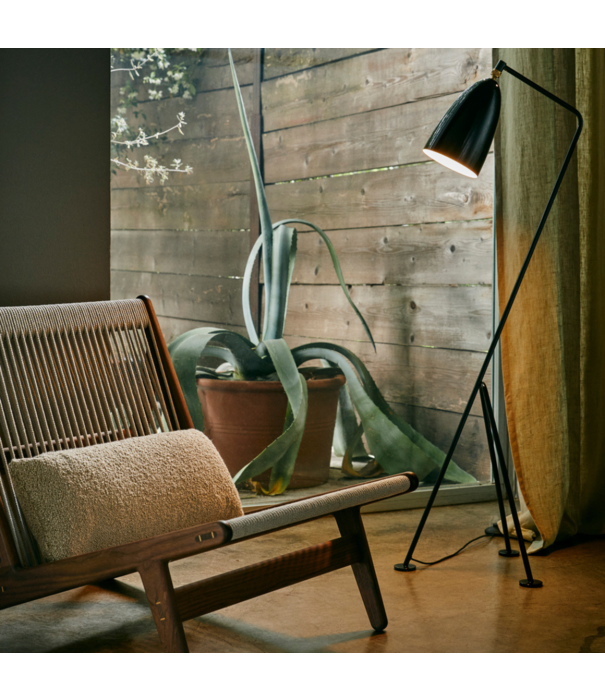 Gubi  MR01 Lounge Chair with cushion
