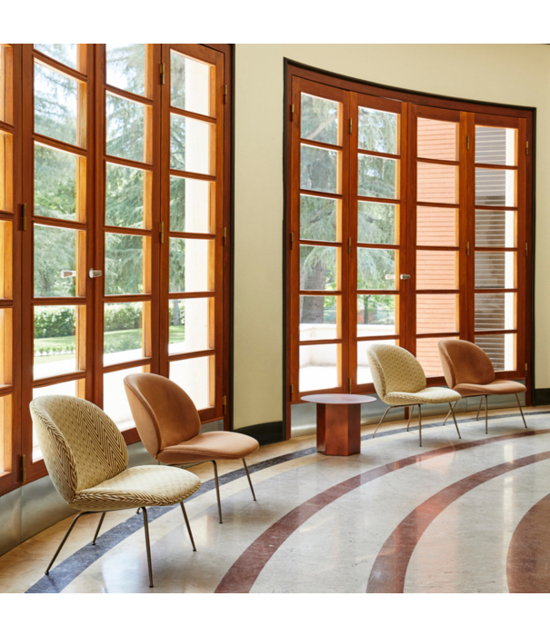 Gubi  Gubi Beetle lounge stoel gestoffeerd,  voet zwart