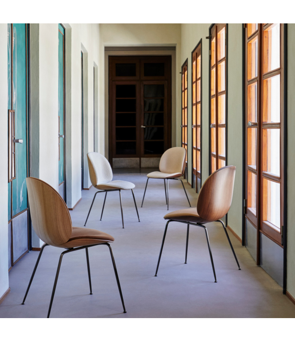 Gubi  Gubi Beetle Dining Chair walnut  / Flair 134, base black-chrome