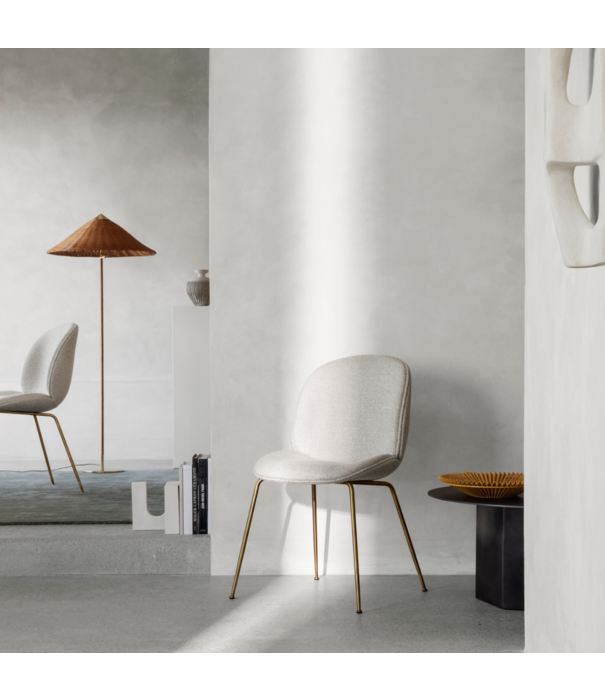 Gubi  Gubi - Beetle chair alabaster white - base black