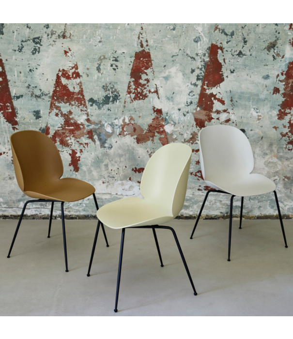 Gubi  Gubi Beetle Eetkamerstoel zwart, voet zwart beuken