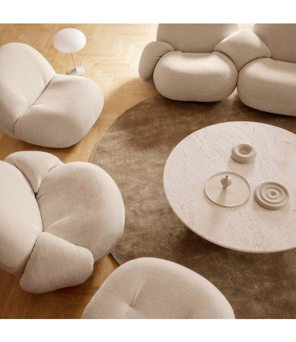 Gubi  Gubi Pacha Lounge Stoel Mumble 14 taupe, zwart voet