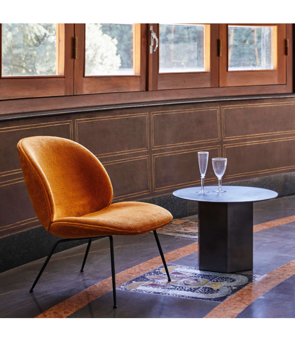 Gubi  Gubi Beetle lounge stoel cognac leer, voet messing