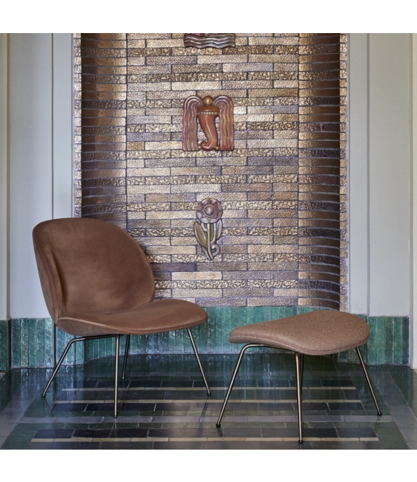 Gubi  Gubi Beetle lounge stoel cognac leer, voet messing