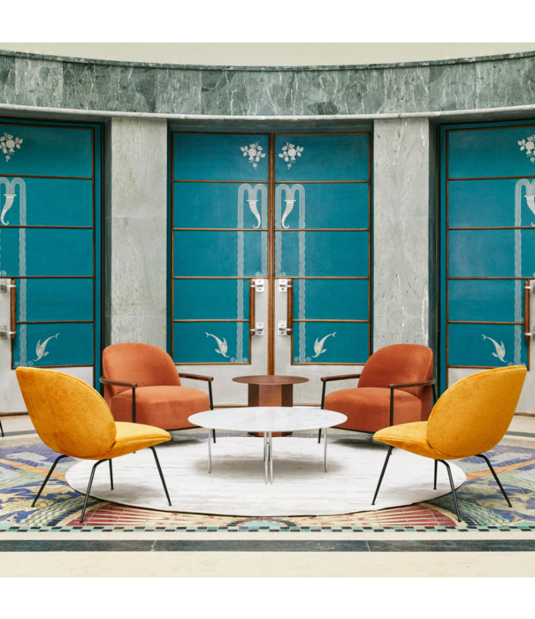 Gubi  Gubi Beetle lounge stoel Mumble 49 orange, voet zwart
