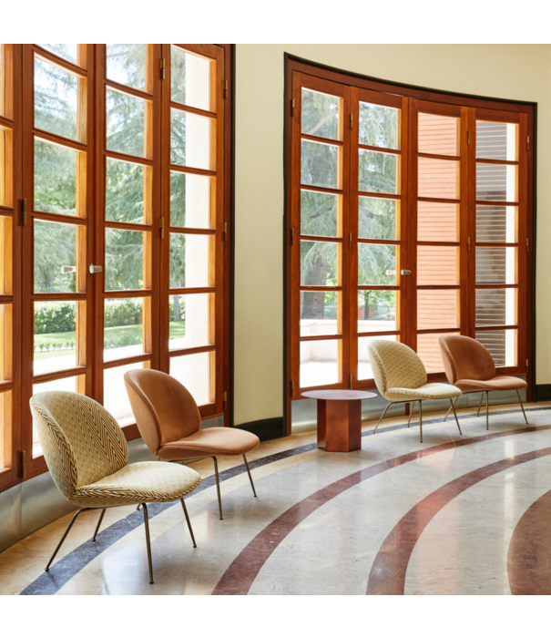 Gubi  Gubi Beetle lounge stoel cognac leer, voet messing