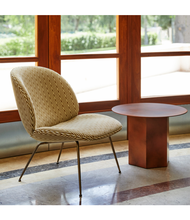 Gubi  Beetle Lounge Stoel Mumble 49 orange, zwart poten