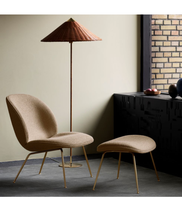 Gubi  Gubi Beetle lounge stoel Dora Boucle 02, voet antiek messing
