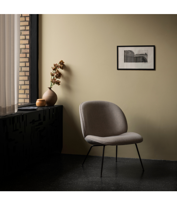 Gubi  Beetle Lounge Stoel Dora Boucle 02, antiek messing poten