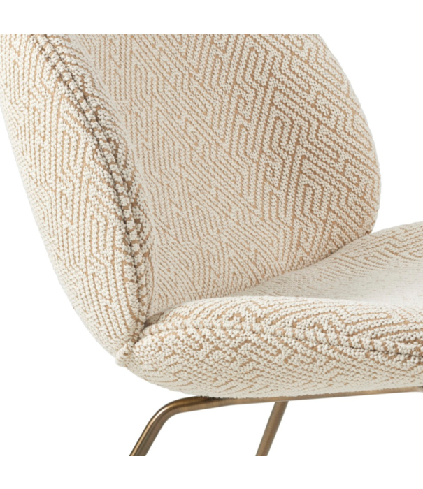 Gubi  Gubi - Beetle lounge chair Dora Boucle 02 - conic base antique brass