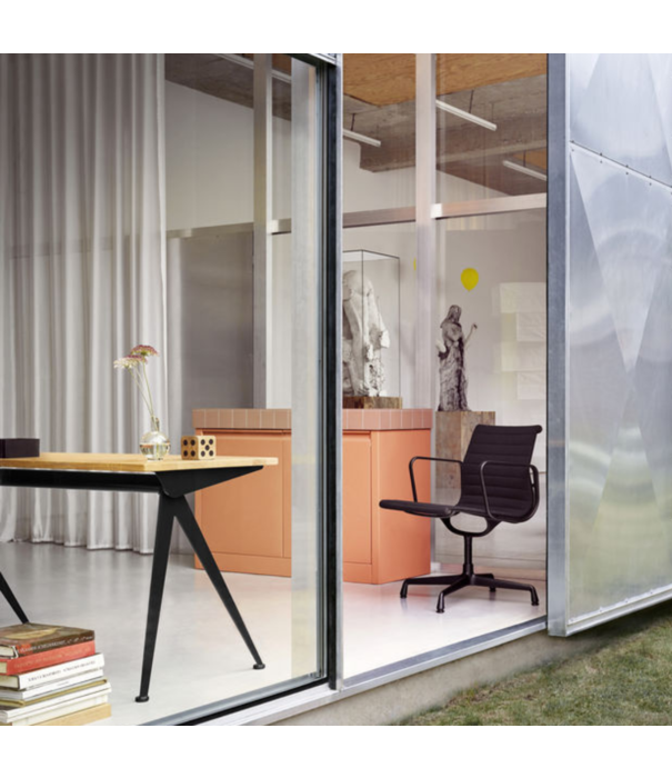 Vitra  Vitra Compas Direction Bureau diepzwart, eiken top
