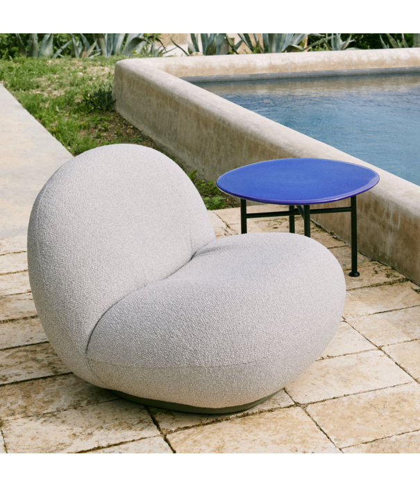 Gubi  Gubi - Pacha outdoor lounge chair / swivel base, Chevron FR 022