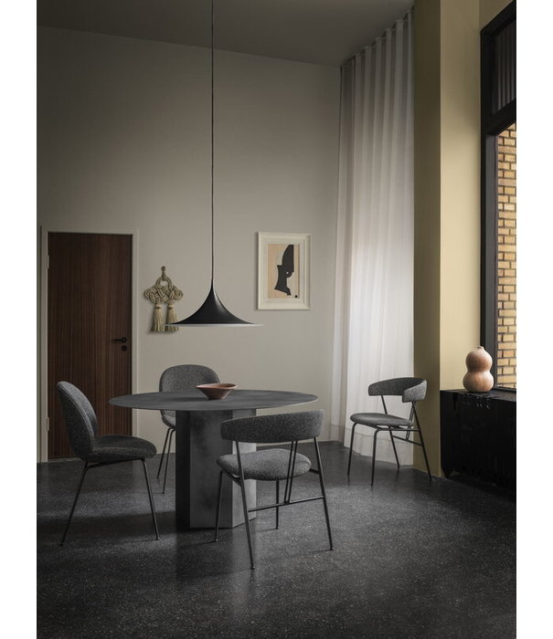 Gubi  Gubi Violin Dining Chair Gubi Velvet 294, base black