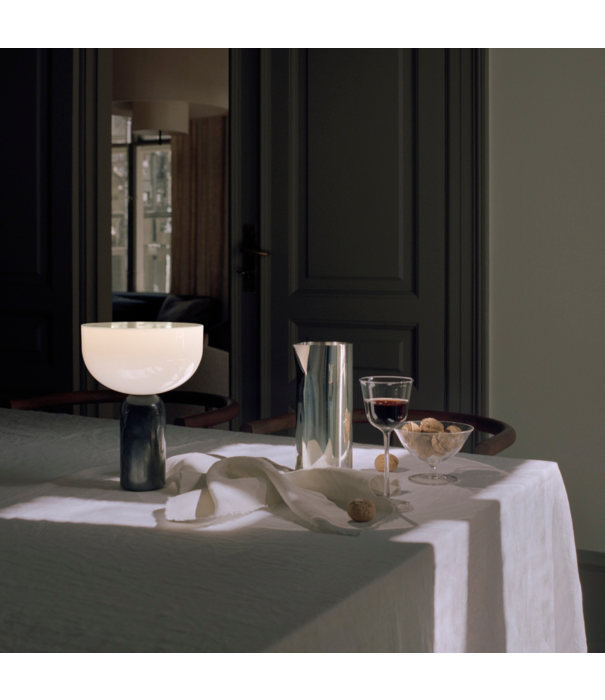 New Works  Kizu portable tafel lamp - grijs marmer