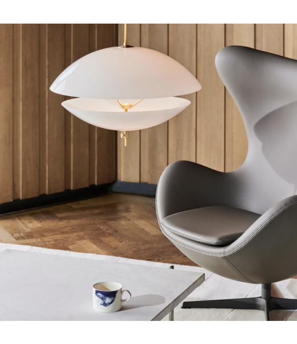 Fritz Hansen Clam Pendant Lamp white / brass Ø44